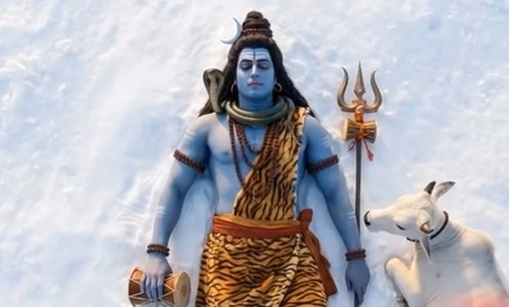 Gale Mein Lipata Naag Hai